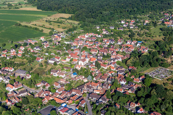 Vue aérienne de Champs agricoles et terres agricoles à Lampertsloch dans le département Bas Rhin, France