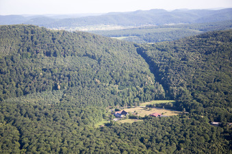 Vue aérienne de Drachenbronn-Birlenbach dans le département Bas Rhin, France