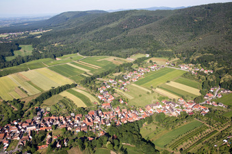 Vue aérienne de Vue sur le village à Cleebourg dans le département Bas Rhin, France