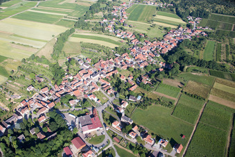 Vue aérienne de Vue sur le village à Cleebourg dans le département Bas Rhin, France
