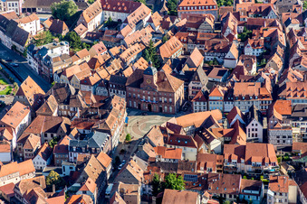 Vue aérienne de Place circulaire devant l'Office de Tourisme à Wissembourg dans le département Bas Rhin, France