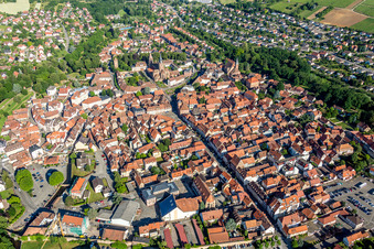 Vue aérienne de Quartier de la vieille ville et centre-ville à Wissembourg dans le département Bas Rhin, France