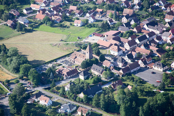 Vue aérienne de Quartier Altenstadt in Wissembourg dans le département Bas Rhin, France