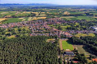 Vue oblique de Stade et salle de sport TuS 1908 Schaidt à le quartier Schaidt in Wörth am Rhein dans le département Rhénanie-Palatinat, Allemagne