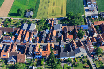 Vue aérienne de Raiffeisenstrasse à Freckenfeld dans le département Rhénanie-Palatinat, Allemagne