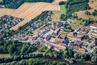 Vue aérienne de Monastère bénédictin/Prieuré bénédictin à Flavigny-sur-Moselle à Flavigny-sur-Moselle dans le département Meurthe et Moselle, France
