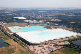 Vue aérienne de Marron - Champs de sel blancs pour la production de sel à Rosières-aux-Salines dans le département Meurthe et Moselle, France