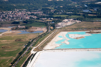Vue aérienne de Marron - Champs de sel blancs pour la production de sel à Rosières-aux-Salines dans le département Meurthe et Moselle, France