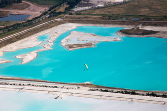 Marron - Champs de sel blancs pour la production de sel à Rosières-aux-Salines dans le département Meurthe et Moselle, France d'en haut