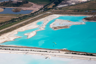 Marron - Champs de sel blancs pour la production de sel à Rosières-aux-Salines dans le département Meurthe et Moselle, France hors des airs