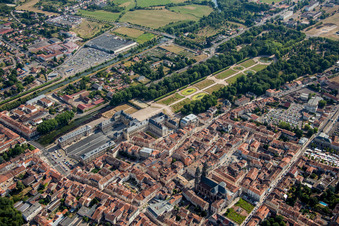 Vue aérienne de Parc du château du château Lunéville à Lunéville dans le département Meurthe et Moselle, France