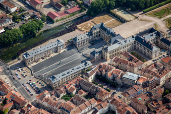 Vue aérienne de Parc du château du château Lunéville à Lunéville dans le département Meurthe et Moselle, France