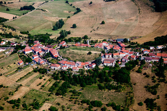 Vue aérienne de Village - vue sur une colline en bordure de champs à Amance dans le département Meurthe et Moselle, France
