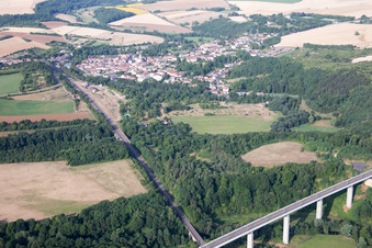 Vue aérienne de Structure du pont ferroviaire pour le tracé des voies ferrées de la ligne TGV à Thiaucourt-Regniéville dans le département Meurthe et Moselle, France
