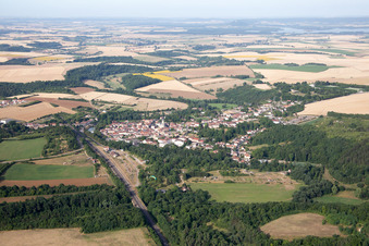 Vue aérienne de Vue sur le village à Thiaucourt-Regniéville dans le département Meurthe et Moselle, France