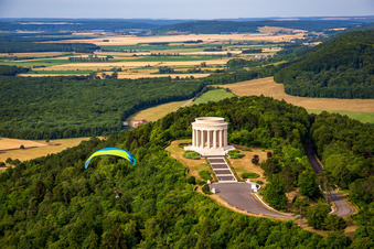 Vue aérienne de Vue du monument historique de la Butte de Montsec. Au premier plan du temple, un parapente à Montsec dans le département Meuse, France