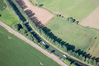 Vue oblique de Lacroix-sur-Meuse dans le département Meuse, France