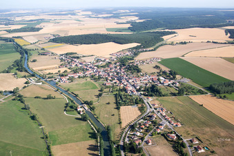 Lacroix-sur-Meuse dans le département Meuse, France d'en haut