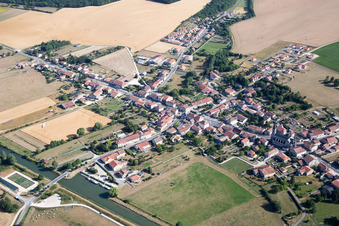 Lacroix-sur-Meuse dans le département Meuse, France hors des airs