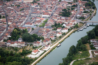 Vue aérienne de Les rives de la Meuse à Saint-Mihiel dans le département Meuse, France