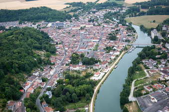 Vue oblique de Les rives de la Meuse à Saint-Mihiel dans le département Meuse, France