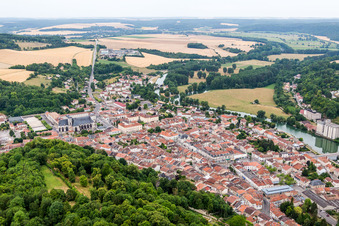 Vue aérienne de Les rives de la Meuse à Saint-Mihiel dans le département Meuse, France