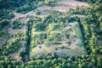 Vue aérienne de Complexe de bâtiments bunker en béton et en acier Fort de Lucey à Lucey dans le département Meurthe et Moselle, France
