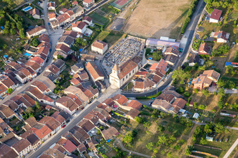 Vue aérienne de Bâtiment d'église au centre du village à Lucey dans le département Meurthe et Moselle, France