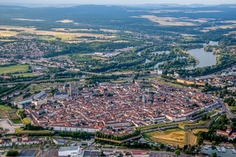 Vue aérienne de Zone riveraine de la Moselle - cours d'eau à Toul dans le département Meurthe et Moselle, France
