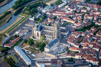 Vue aérienne de Cathédrale Saint-Étienne à Toul dans le département Meurthe et Moselle, France
