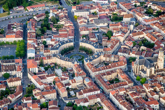 Vue aérienne de Place ronde circulaire Place Trois Evêchés dite Place ronde à Toul dans le département Meurthe et Moselle, France