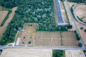 Vue aérienne de Cimetière militaire de l'Aviation royale canadienne de l'ARC à Choloy-Menillot à Écrouves dans le département Meurthe et Moselle, France