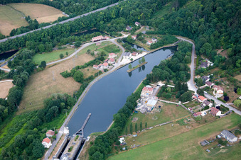 Vue aérienne de Parcours et berges du tunnel fluvial du canal Rhin-Marne à Foug dans le département Meurthe et Moselle, France