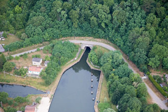 Vue aérienne de Parcours et berges du tunnel fluvial du canal Rhin-Marne à Foug dans le département Meurthe et Moselle, France