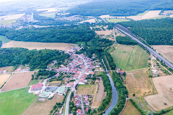 Vue aérienne de Tracé du canal souterrain et zones riveraines du canal du Rhin à la Marne à Lay-Saint-Remy dans le département Meurthe et Moselle, France