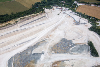 Vue aérienne de Terrain et zones de morts-terrains de la mine à ciel ouvert de ciment et de l'usine de matériaux de construction Novacarb à Pagny-sur-Meuse dans le département Meuse, France
