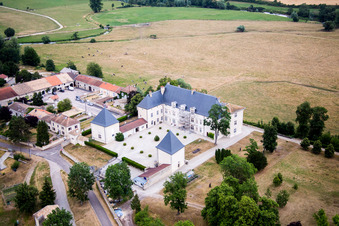 Vue aérienne de Château de Montbras à Montbras à Taillancourt dans le département Meuse, France