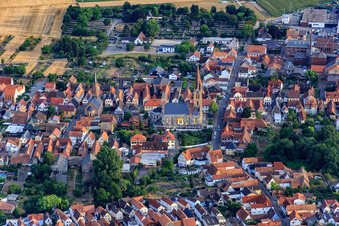 Vue aérienne de Église catholique Saint-Nicolas et église protestante Bellheim à Bellheim dans le département Rhénanie-Palatinat, Allemagne