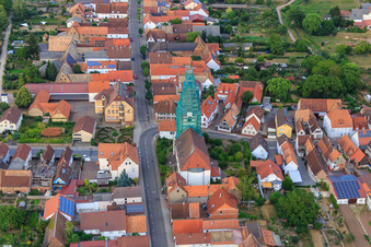 Échafaudage d'église catholique de Leidner GmbH Gerüstbau, Landau à Ottersheim bei Landau dans le département Rhénanie-Palatinat, Allemagne d'un drone