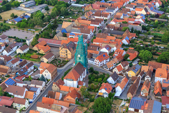 Échafaudage d'église catholique de Leidner GmbH Gerüstbau, Landau à Ottersheim bei Landau dans le département Rhénanie-Palatinat, Allemagne vu d'un drone