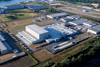 Vue aérienne de Locaux d'usine de Pfälzer Erfrischungsgetränke GmbH dans la zone industrielle de Wörth-Oberwald à Wörth am Rhein dans le département Rhénanie-Palatinat, Allemagne