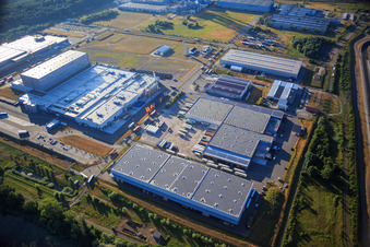 Zone industrielle d'Oberwald avec SKA Sitze GmbH, WAS Logistics, Com Transporte GmbH et le groupe NUSS à Wörth am Rhein dans le département Rhénanie-Palatinat, Allemagne hors des airs