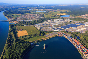 Vue aérienne de Port national de Wörth avec Contargo Wörth à le quartier Maximiliansau in Wörth am Rhein dans le département Rhénanie-Palatinat, Allemagne