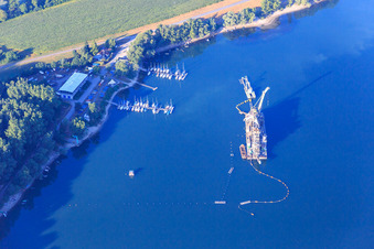 Vue aérienne de Drague flottante dans le port de Wörth avec le club de voile RKC Wörth à le quartier Maximiliansau in Wörth am Rhein dans le département Rhénanie-Palatinat, Allemagne