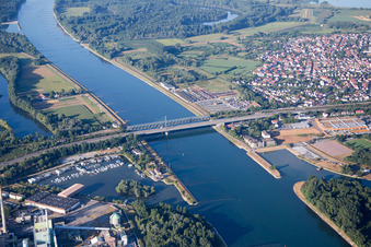 Vue aérienne de Ponts du Rhin Maxau depuis le nord avec le club de bateaux à moteur Karlsruhe eV et le port de Maximiliansau à le quartier Knielingen in Karlsruhe dans le département Bade-Wurtemberg, Allemagne