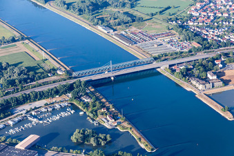 Vue aérienne de Ponts du Rhin Maxau depuis le nord avec le club de bateaux à moteur Karlsruhe eV et le port de Maximiliansau à le quartier Knielingen in Karlsruhe dans le département Bade-Wurtemberg, Allemagne