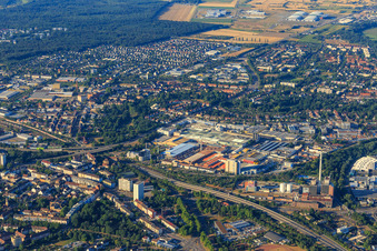 Vue aérienne de Tangente sud à la centrale de cogénération ouest devant la zone industrielle Carl-Metz-Straße avec Michelin Reifenwerke AG & Co. KGaA à le quartier Mühlburg in Karlsruhe dans le département Bade-Wurtemberg, Allemagne