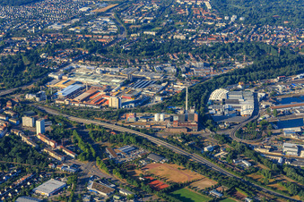 Vue aérienne de Tangente sud à la centrale de cogénération ouest devant la zone industrielle Carl-Metz-Straße avec Michelin Reifenwerke AG & Co. KGaA à le quartier Mühlburg in Karlsruhe dans le département Bade-Wurtemberg, Allemagne