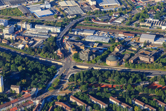 Vue aérienne de Œuvre missionnaire Karlsruhe et Kühler Krug sur la tangente sud (B10) à le quartier Weststadt in Karlsruhe dans le département Bade-Wurtemberg, Allemagne