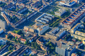 Vue aérienne de Brauerstraße avec Forterro Deutschland Abas GmbH, Agence pour l'emploi Karlsruhe-Rastatt, Procureur général fédéral près la Cour fédérale de justice et Académie d'État des arts Karlsruhe (HfG) à le quartier Südweststadt in Karlsruhe dans le département Bade-Wurtemberg, Allemagne